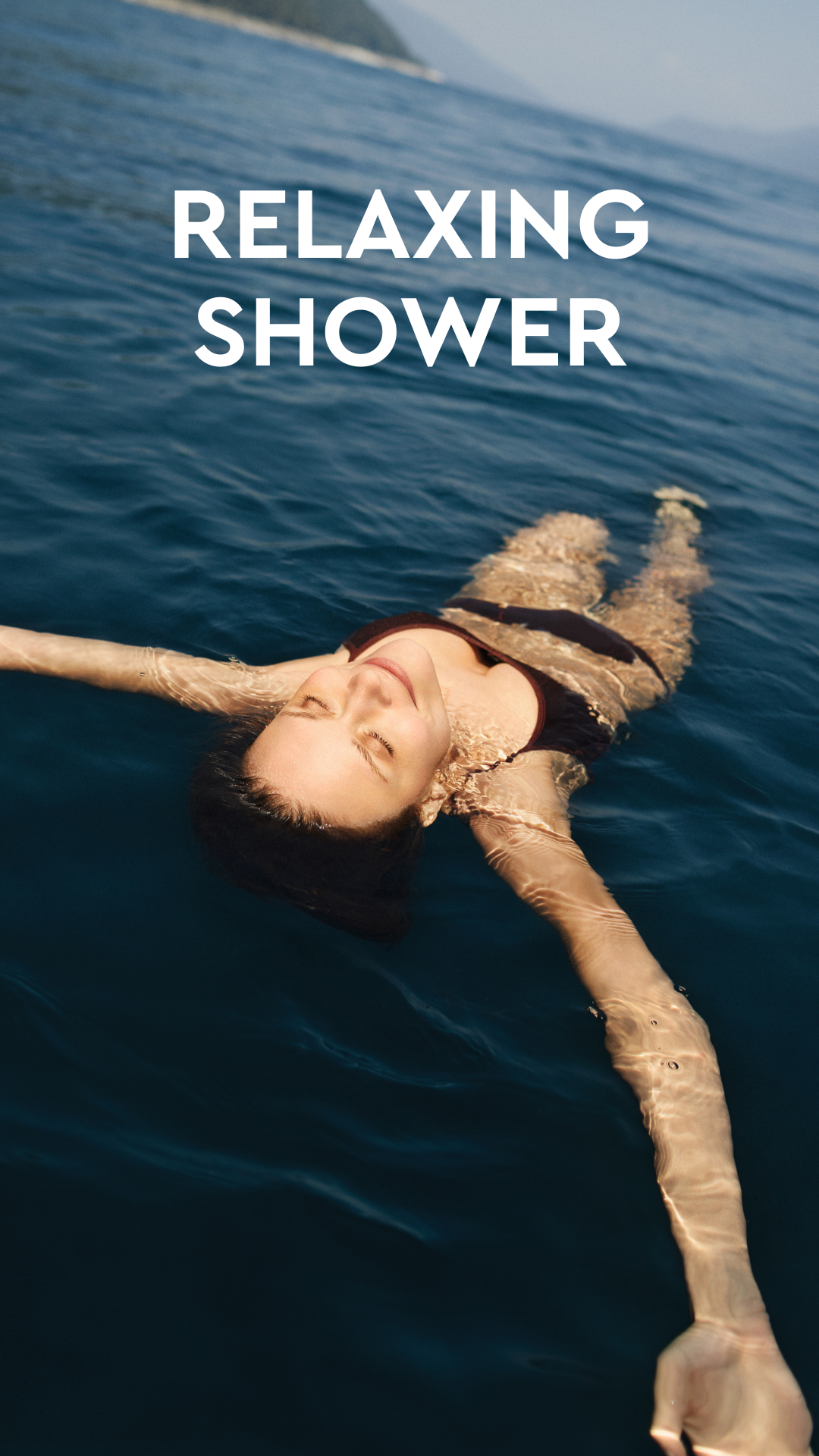 Glimlachende vrouw drijft in het water